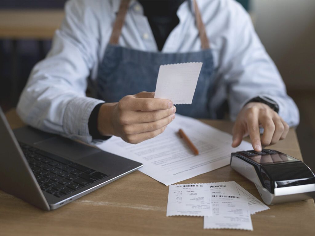 hombre haciendo la contabilidad con programa de facturacion electronica